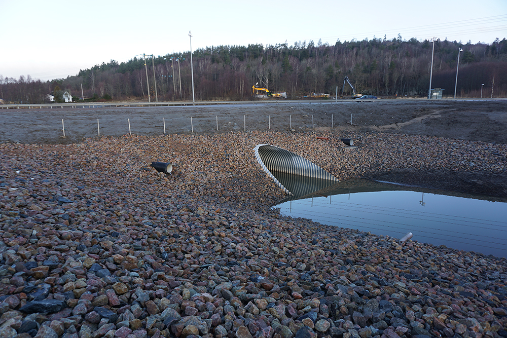  Utbyte av rörbro under väg 44 i Uddevalla.  Trafikverket, 2016 