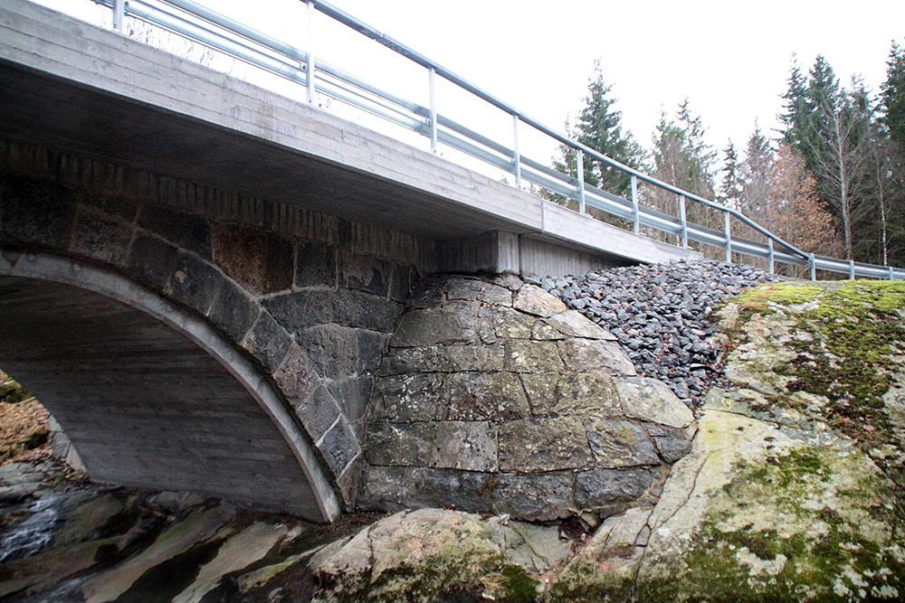  Ny platta och pågjutning av undersida valv på stenvalvsbro över Ulverbäcken, Norra Björke.  Trafikverket, 2016 