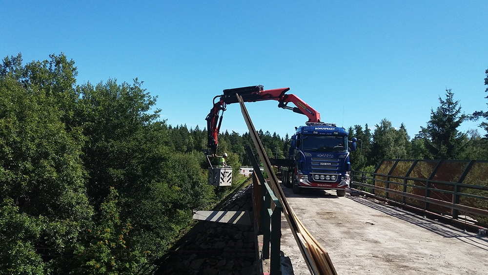  Nya kantbalkar på järnvägsbro i Stärkebo, Vänersborg.  Trafikverket, 2016 